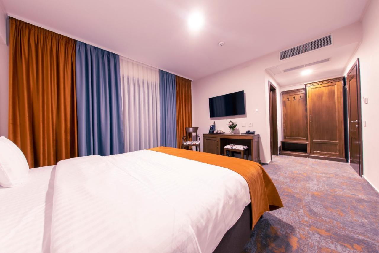 Hotel Aura Unirii アルバ・ユリア エクステリア 写真