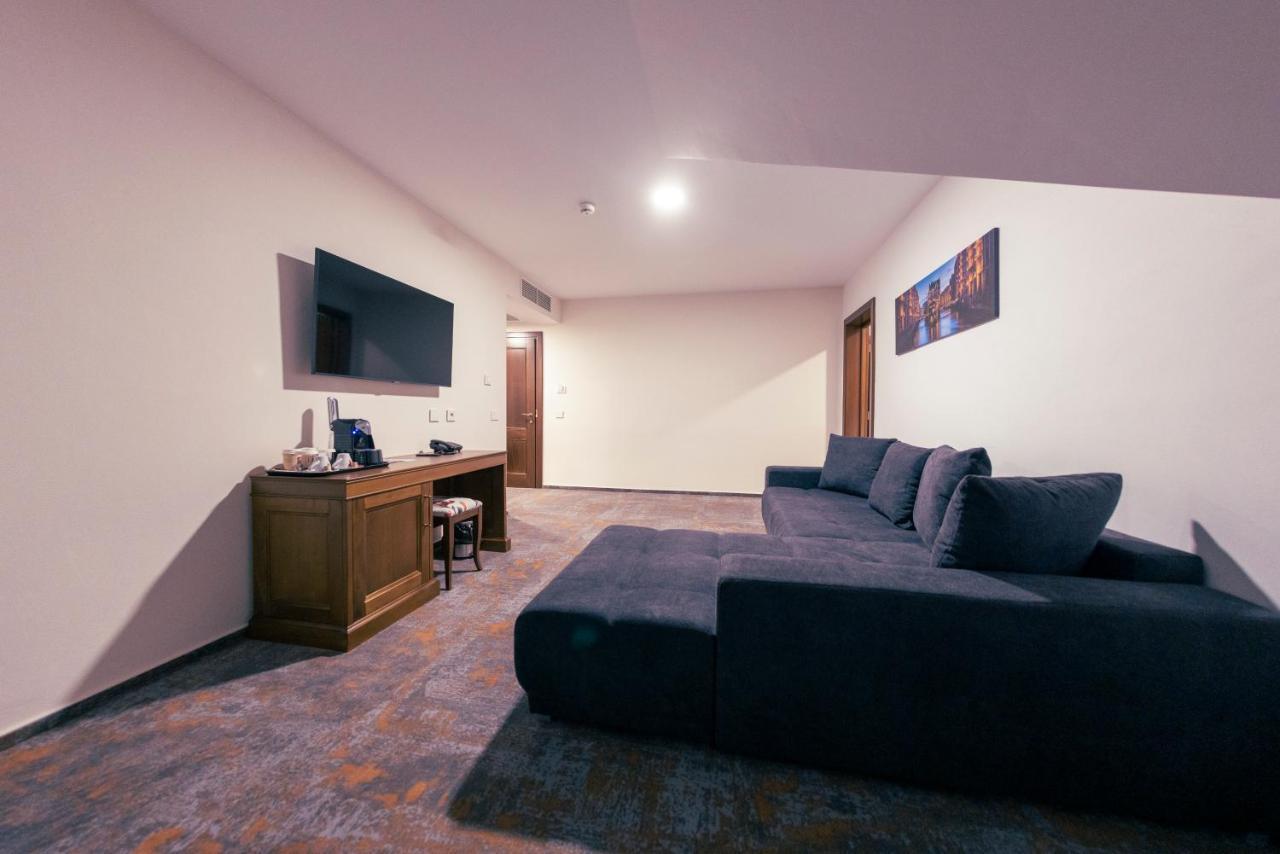 Hotel Aura Unirii アルバ・ユリア エクステリア 写真