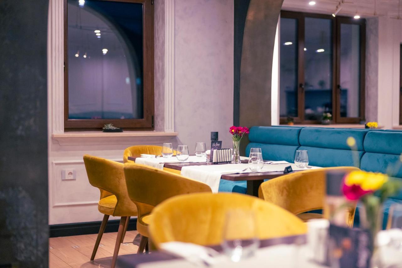 Hotel Aura Unirii アルバ・ユリア エクステリア 写真